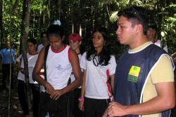 Estudantes em visita ao Jardim Botânico Adolpho Ducke