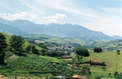 Vista parcial de Itanhandu, ao fundo Serra da Mantiqueira