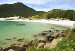 Vista da praia da ilha do Farol, considerada a mais limpa do Brasil 