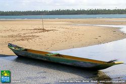 Canoa na Praia de Garapuá